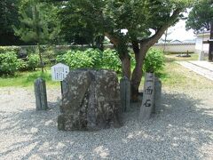 二面石は橘寺、境内にある花崗岩の表裏に善悪2つの顔の彫刻がされている。 