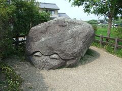亀石は花崗岩に亀の顔が巧みに彫られてある。