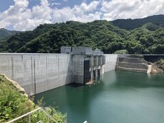 ダム！
旅行2日目に見た四万川ダムよりも大きく感じます。