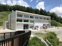 ダムから見た資料館。
中は八ッ場ダムについての展示があります。建設当時散々政治的に揉めたことは全く触れられてません。