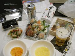 高島屋で食料を調達して、お部屋で夕食です。
ノンアルコールビールも購入しました。