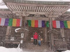 まずは、山寺へ。山形空港から、30分ぐらい。

絶えず、雪が降っています。
