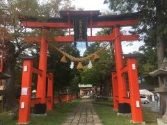 生島足島神社。
朱色の鳥居が鮮やかです。生島大神と足島大神をお祀りする神社だそうです。