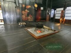 和田家は囲炉裏の火が消されていますが、
神田家はチャンと燻されていて薪の香りがします。
