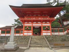 稲佐の浜から１５分程走って日御碕神社へ
岬の松林の中に忽然と建つ朱色の社殿