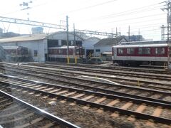 まもなく、新田辺駅。
車両基地があるようです。
先ほど見かけた、京都市営地下鉄の列車の乗り入れは、新田辺駅までとなっています。
拠点となる駅になっているようですが、やはり、特急は通過。
