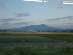 車窓はのどかな田園風景。
見えている山は…多分外山。