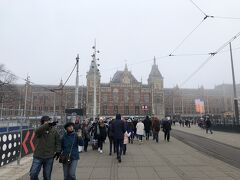 アムステルダム 中央駅です。
東京駅のモデルになってるみたいですよ。