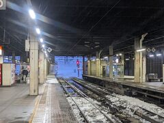 通常の倍近い1時間強で札幌駅へ到着。
雪の影響で札幌駅で分岐が出来なかった為に苗穂駅付近で暫く停車していた事が遅れの主要因です。