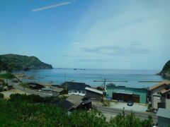 城崎温泉駅を出て少しすると、日本海が見えてきます。一気にローカルになってきました。