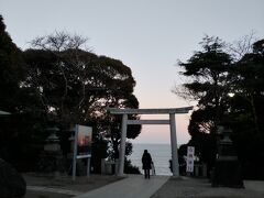 もう少し　観光するそうです
磯前神社に　お参りに行きます
朝はこの鳥居から　朝日が昇るのを撮影する人で
この辺いっぱいに　なるそうです
今の時間でも　綺麗ですね
