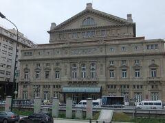 コロン劇場
世界三大劇場の一つだとか

ちなみに後二つはイタリア・ミラノのスカラ座、フランス・パリのオペラ座だそうです・・・

