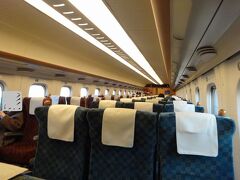 　駅を埋めていたのは、ほとんどが大阪方面の乗客だったようで、熊本・鹿児島方面の「さくら」はガラガラでした。３列席にゆったり収まり、旅のスタートです。