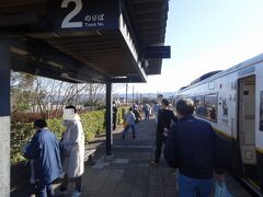 　１時間半で阿蘇駅に到着、２／３ほどの乗客が降りていきました。４分停車するので、阿蘇の澄んだ空気で深呼吸。
