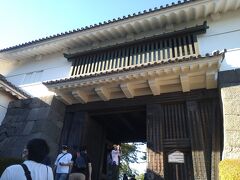 小田原城へ。常盤木門。