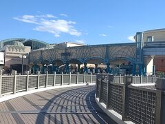 ディズニーシーの後はイクスピアリに寄りました。イクスピアリとはの東京ディズニーリゾート (TDR) 内にあるショッピングモールであります。2000年（平成12年）7月開業し、オリエンタルランドが独自に企画・所有しています。（Wikipedia参照）独自の物語・歴史に基づいたひとつの「街」であり、物語・歴史を表現する建築デザインと店舗が一体となっています。イクスピアリの意味は体験を意味するExperience（イクスペリエンス）とペルシア神話に登場する優しく善なる妖精Peri（ピアリ）の2つの言葉から作られた造語あります。（株式会社オリエンタルランド参照）