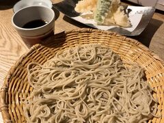 天ざる蕎麦の麺は細切りで。　繊細で上品なお味がする美味しいお蕎麦でした!　先週、モール内の某お蕎麦屋さんで食べた、ざる蕎麦が美味しくなくてがっかりしてたので、今夜はこうやって美味しいお蕎麦を食べることが出来て嬉しいです。

天ぷらも揚げたてで衣がサクサクでした!