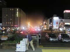 小樽駅前。
今日泊まるのは正面左に見えているドーミーインPREMIUM小樽。
チェックイン前に夕食をと思って