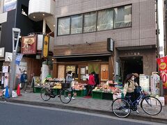広島お好み焼 くるみ

八百屋かと思い近寄ると広島風のお好み焼き店。
