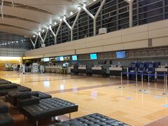 ●羽田空港第二ターミナル

現在21:22。
無事に到着して出発ロビーに来ました。
こんな時間の羽田空港は、国内線では初めて。
もうANAカウンターも閉まっています。