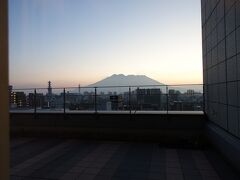 朝、部屋から見た桜島。快晴です。