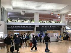 新石垣空港（国内線ターミナルの）１階到着ロビー兼チェックインロビーの左右にはフードコートとお土産物店があり、ここでしばしの時間つぶしと昼食をとることにする。