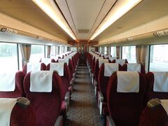 特急列車に乗車。車内の様子です。自由席がないのと、新大阪に行かないのが注意点です。