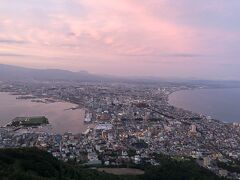 明日には帰りますので、もれなく函館山です。
夕方から暗くなるまで変化を楽しみました。