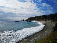 田牛地区にある海水浴場。
秋以降はとても静かなエリアで、透明度の高い海、澄んだ青空と真っ白な雲、美しい景色。