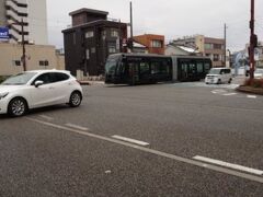 次の目的地へ路面電車に乗ろうと思ったけど、歩いて行けそうだったので歩くことに。
カッコいい路面電車。
雨が降ってなくて良かった～