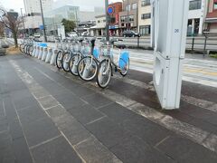 マカロン持って、また歩きます。
あちこちに自転車ステーションがあるので、自転車を借りるのもいいですね。
季節のいい時限定ですね(^-^;