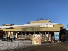 なんと赤城高原ＳＡにて冬タイヤチェックが入り、
全台チェックのため、30分の渋滞が発生してしまいました。
法律が変わったので、道路状況によってはこれからは侮れません。
ちなみに沼田インターからスキー場までは乾燥路面でした。
積雪が無くても凍結があるので要注意です。