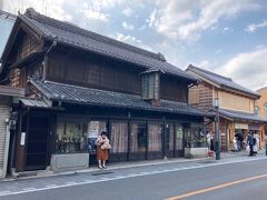 一番街蔵造りの町並みを歩きます。明治時代の建物で営業する、金物屋の荻野銅鉄店。