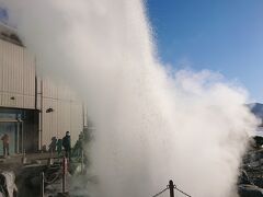 この日は諏訪湖が全面結氷したからか、諏訪湖の南岸は結構渋滞。
諏訪湖間欠泉センターにはギリギリ間に合いました結構高く吹き上がります。
湯量も多い。