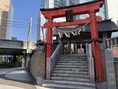 イタリア街を探して・・・歩く、歩く、歩く。
途中、都会の真ん中に鳥居が!
日比谷神社です。
ん?ここは日比谷ではないけれど・・・。