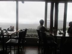 店内からキラウエア火山のハレマウマウ火口が見られるレストランです。
