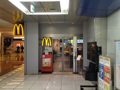 羽田空港第1ターミナル駅店のマクドナルドと違い、マクドナルド羽田空港第2ターミナル駅店には店内にイートインスペースがあります。