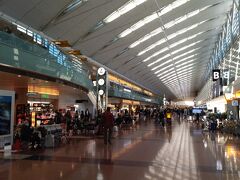 「まん防」2日目の羽田空港第2ターミナル2階出発ロビーは、出張のサラリーマンや観光客、修学旅行生らで、いつもの賑わいがあります。