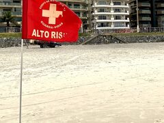 【カーボフリオのPraia do Forte（フォルチ・ビーチ）】

風が強い為、「波高し／危険度高し」...遊泳（遠泳）禁止となっていました。