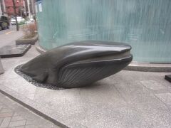 鯨と海と人形町の碑の先にある道を入ると