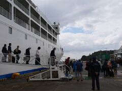 船から乗客が下船します。
ホテルや民宿などの出迎えの人が多く待っていました。


