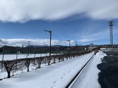 中央公園にやってきました。
テニスコートも雪に埋まっています。