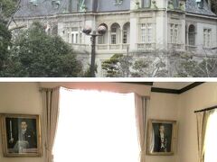 愛松亭のすぐ近くに、
純フランス風の建物は、松山藩主子孫にあたる、久松定謨伯爵が別邸として建設
昭和天皇の摂政時代、お若い頃の肖像画と戦後の肖像画があります。
洋館好きなら立ち寄るべし。