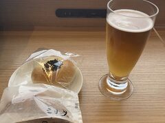 三日月クロワッサン、高菜パンからの
(高菜パンはビールによく合います。)