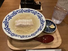 雲を撮っても仕方ないのでいきなりの福岡空港です。
福岡空港必食の豚そばからの