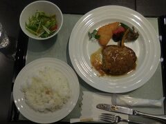 　空港内のレストランで遅い昼食。