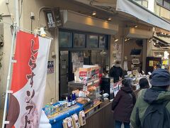 坂に戻ってきたのですが、しらすパンが売りというお店を発見、なんだか興味深い！