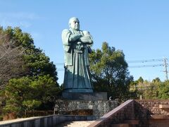 空港の前の西郷公園　
この施設　西郷隆盛が好きな人たちで作ったんだよね

たとえ　その姿が　　本人でなく　おじさんだと言われても
駐車場も入場料も　無料

これがおもてなしだと思うよ

少なくても　日本人にとってはね
