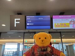 出発当日、
鉄道の沿線火災の影響で、
成田空港行きの電車が大幅に遅延していたのですが、
早めに家を出たおかげで、何とか間に合ってホッと一息…。