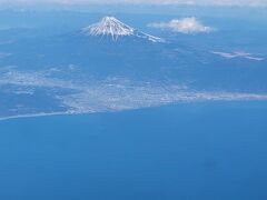 ちなみに久しぶりに窓際席だったのですが
きれいに富士山が見えて感動しました。